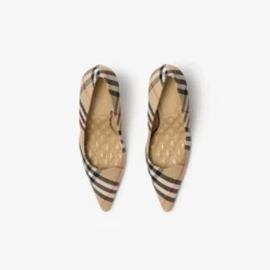 Check Dame Pumps